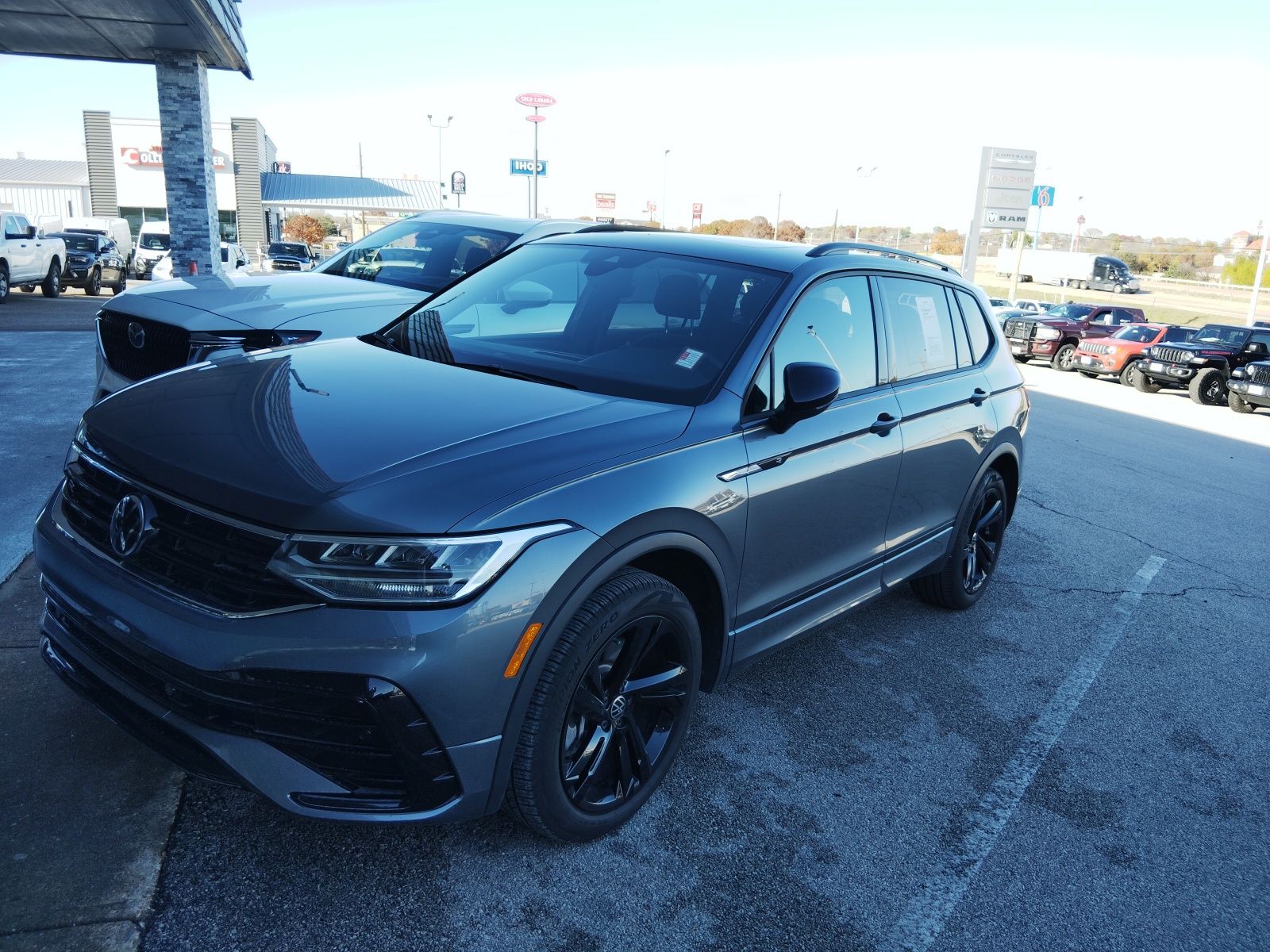 2023 Volkswagen Tiguan 2.0T SE R-Line Black 3