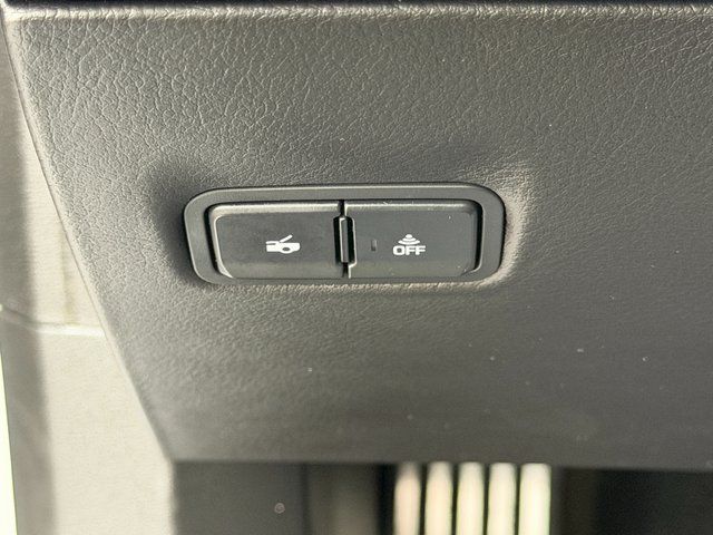 Used 2016 Silver Chevrolet Stingray Z51 image 23