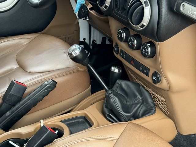 Used 2016 Bright White Clearcoat Jeep Unlimited Sahara image 33