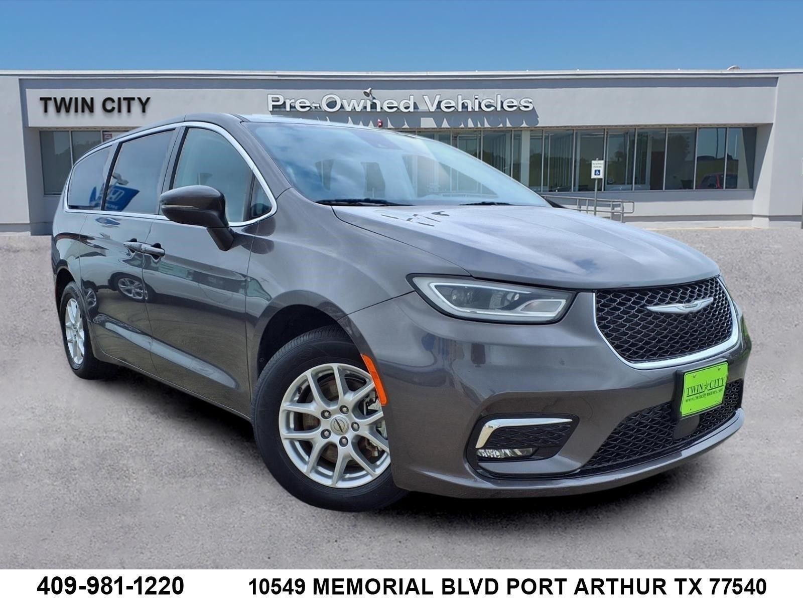 2023 Chrysler Pacifica Touring L's photo