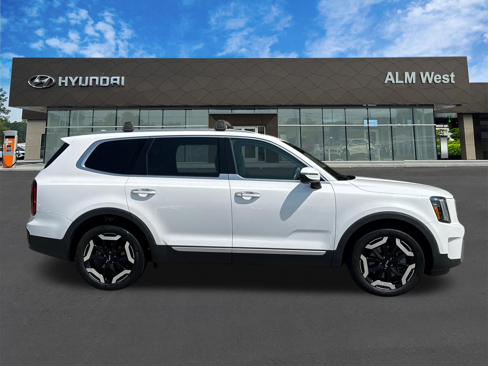 Used 2023 White Kia S image 4