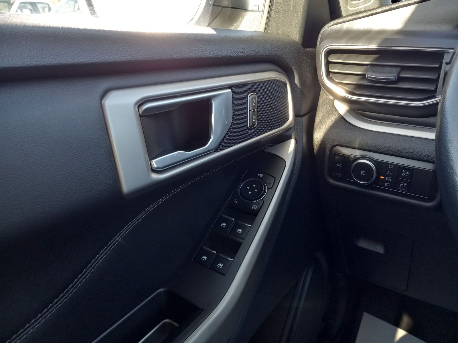 2023 Ford Explorer image 28
