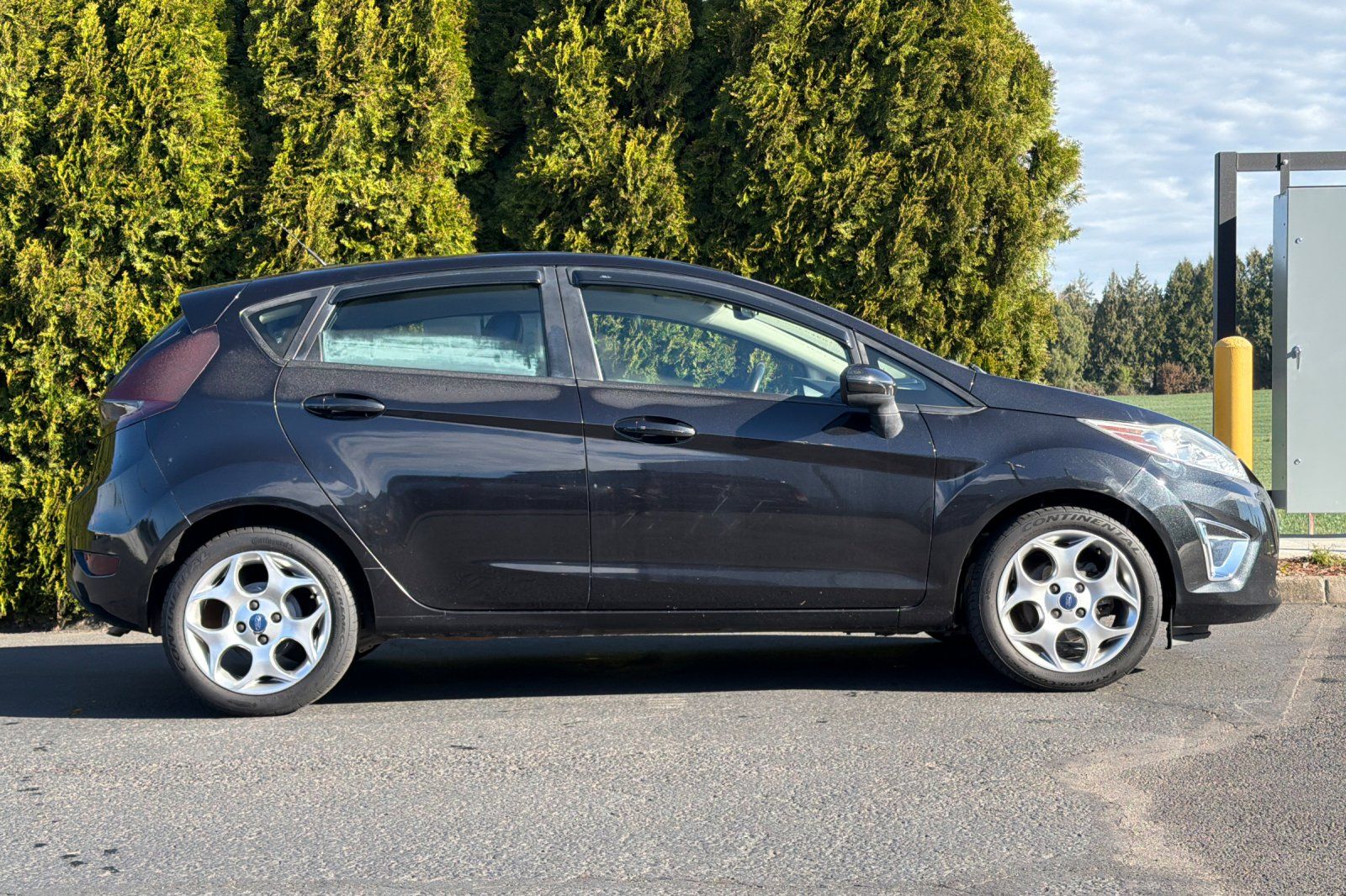 View vehicle photo 3