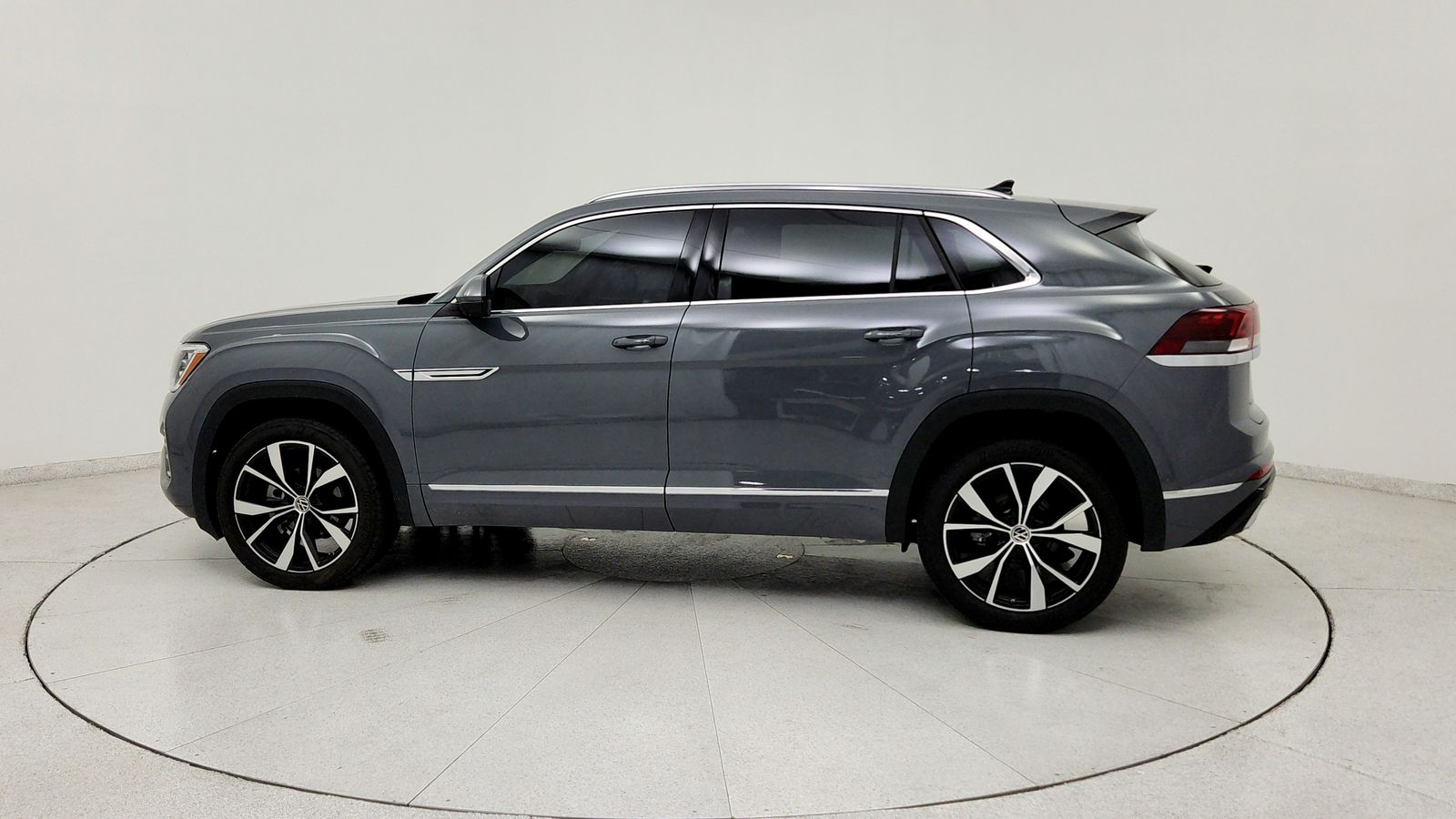 Used 2025 Gray Volkswagen 2.0T SEL Premium R-Line image 4