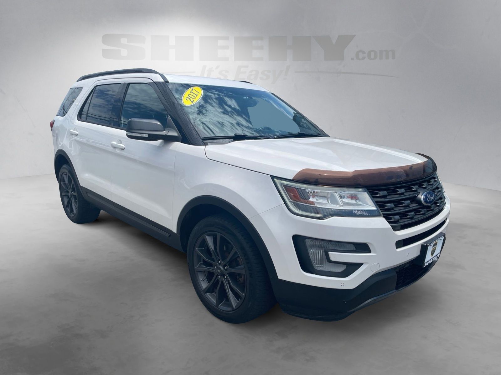 Used 2017 White Platinum Clearcoat Metallic Ford XLT image 2