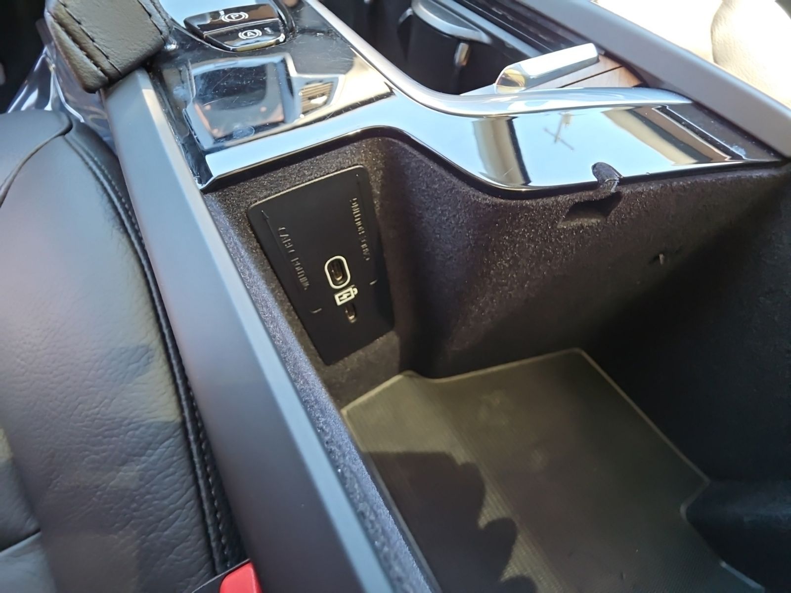 Used 2024  Volvo B6 Plus Bright Theme image 36