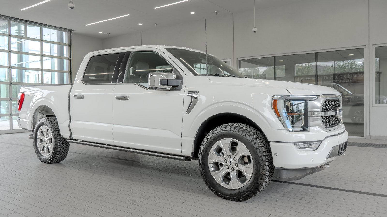 2022 Ford F-150 Platinum — foto completa 12 de 33