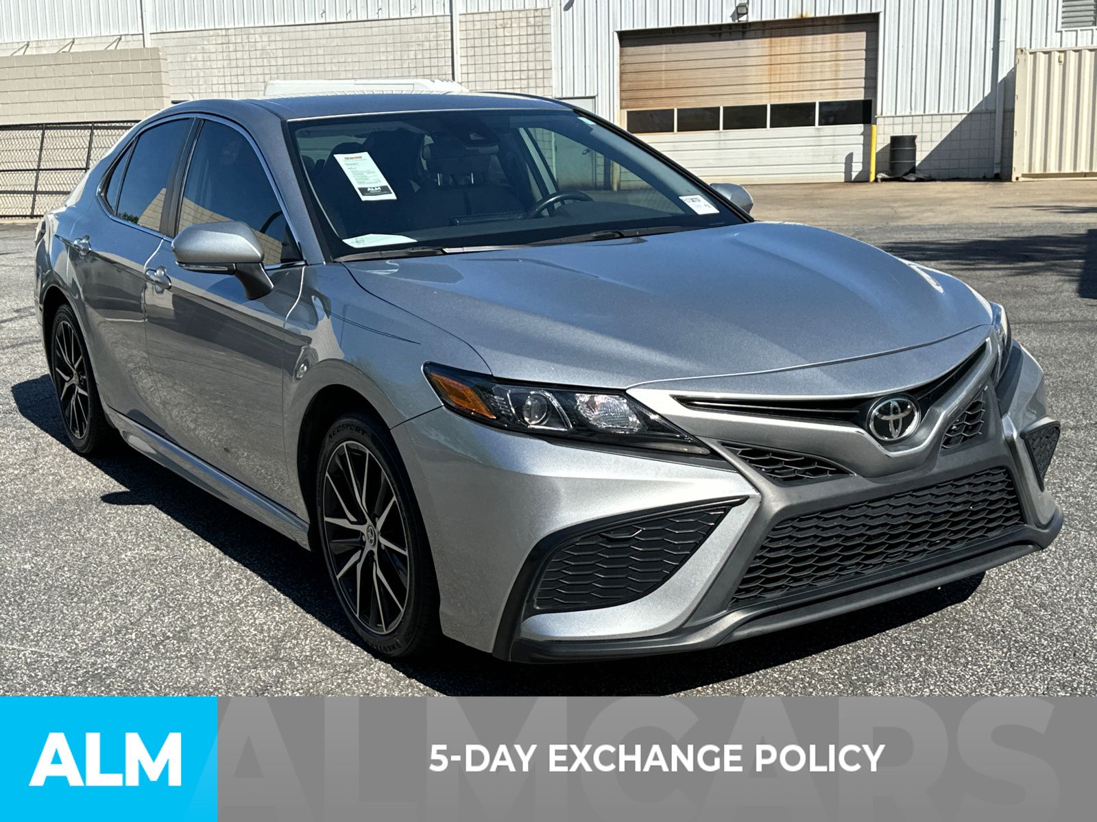 2023 Toyota Camry SE photo 3