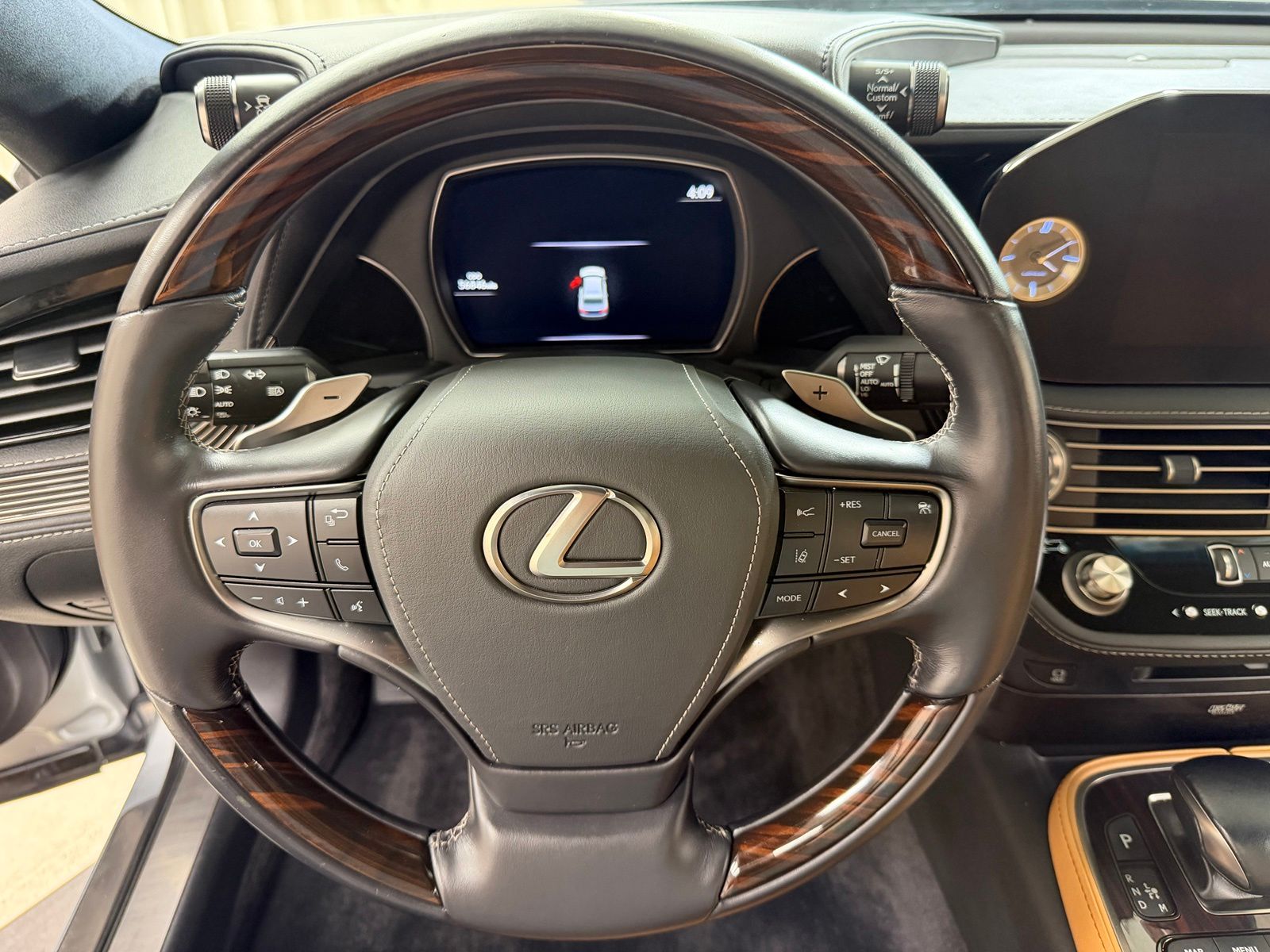 Used 2021 Silver Lexus 500 AWD image 14