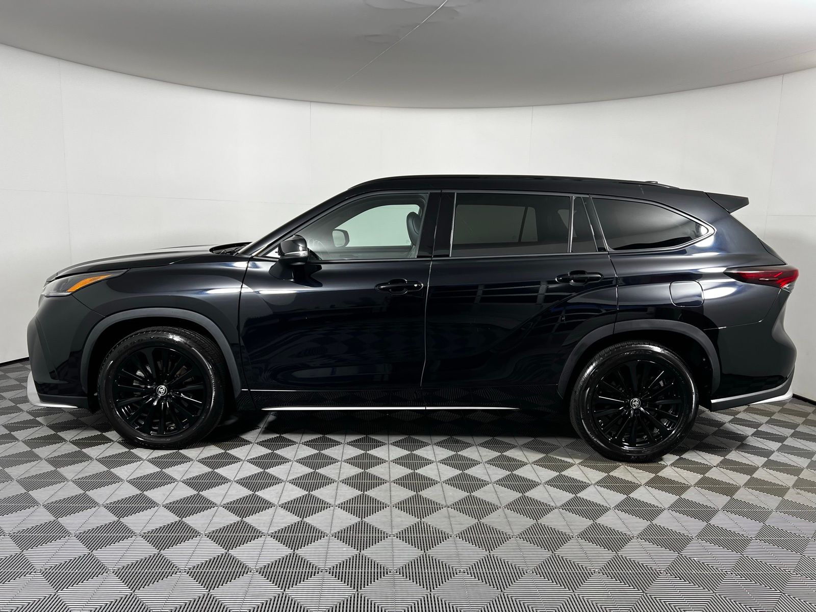 Thumbnail: 2024 Toyota Highlander - 8