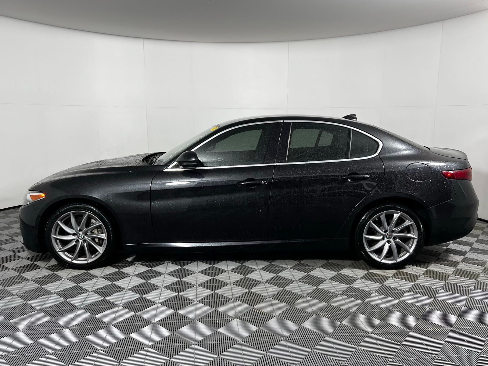 Thumbnail: 2017 Alfa Romeo Giulia - 8