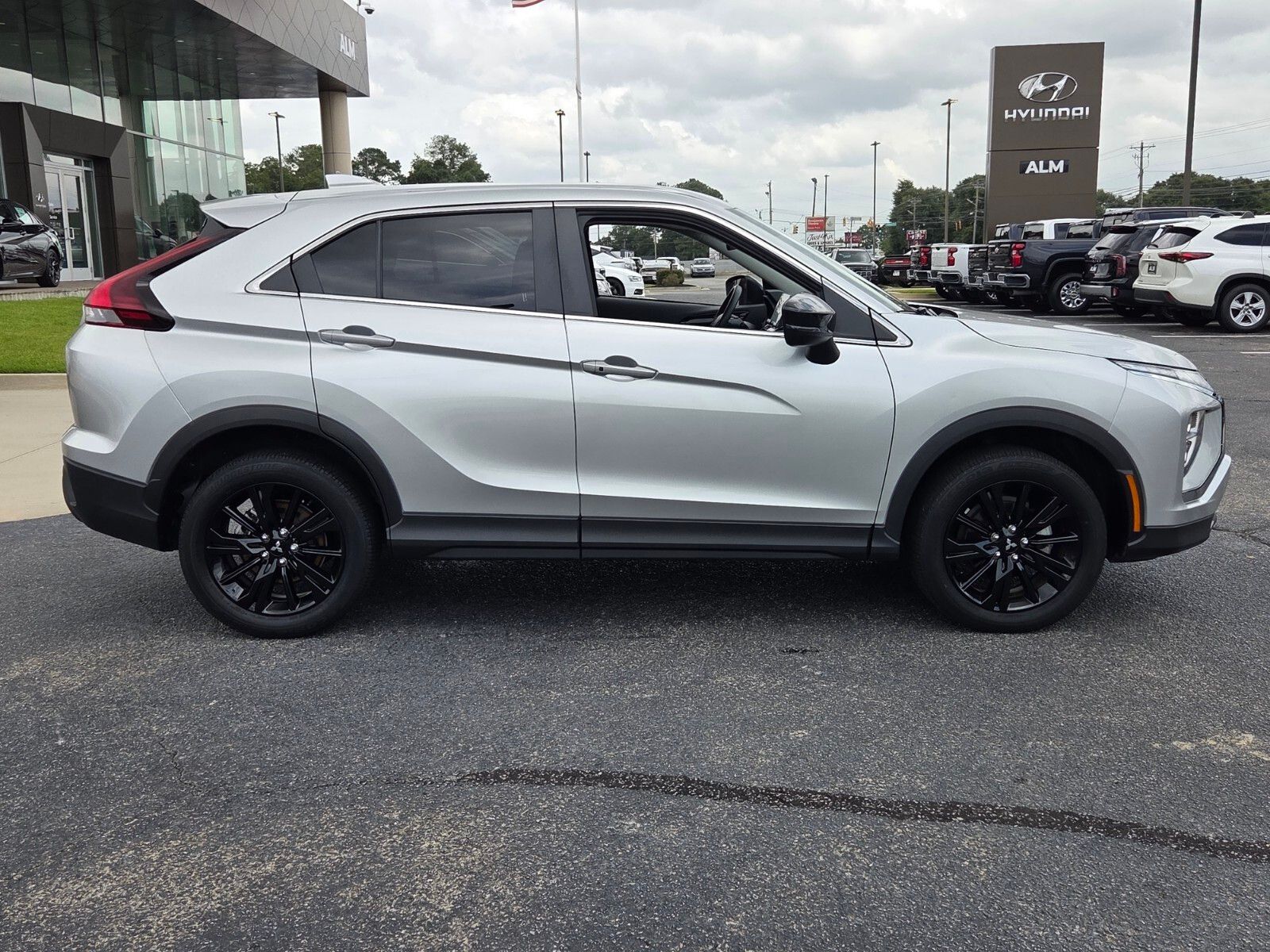 Used 2024 Silver Mitsubishi LE image 13