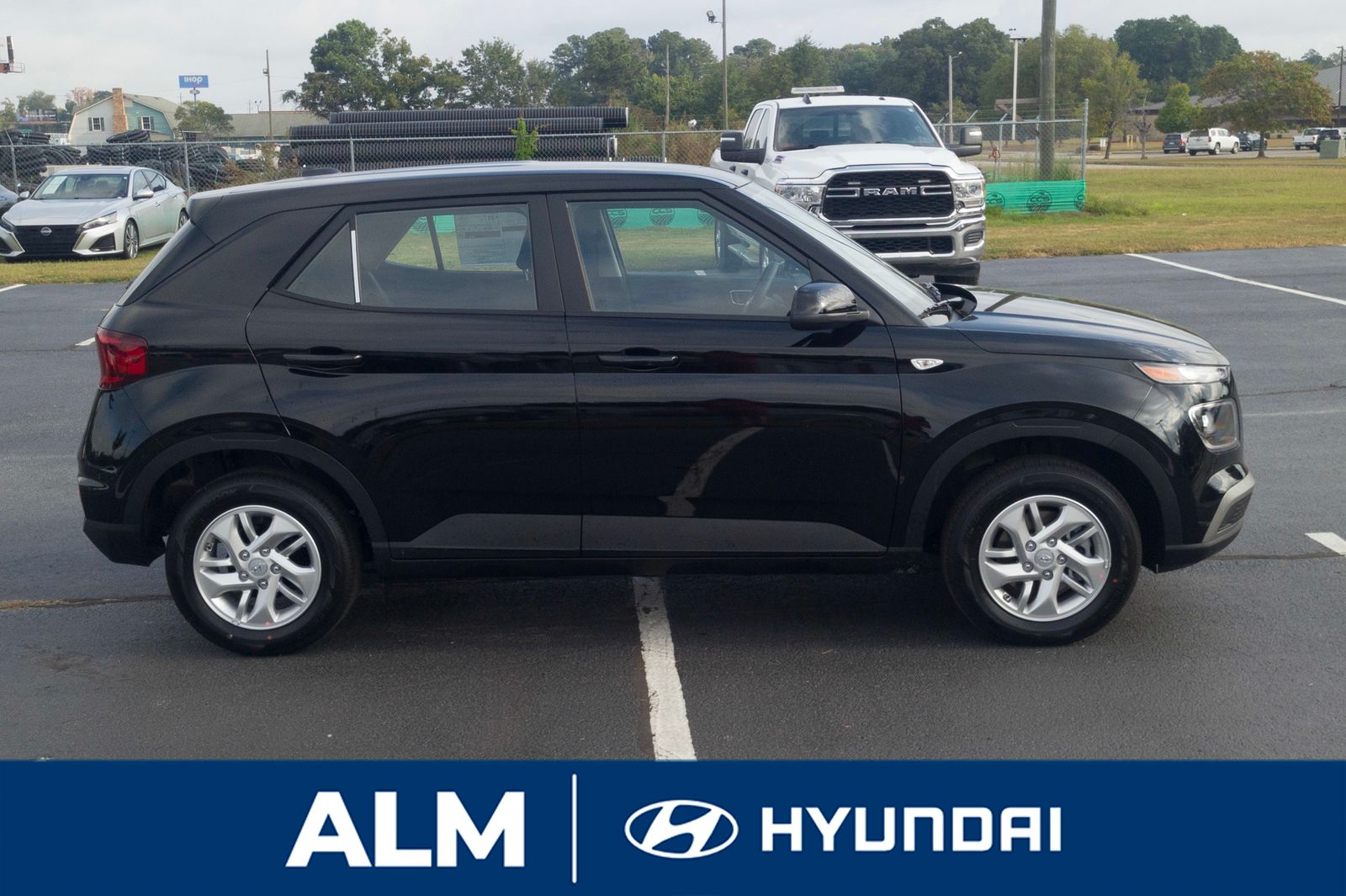 2025 Hyundai Venue SE photo 2