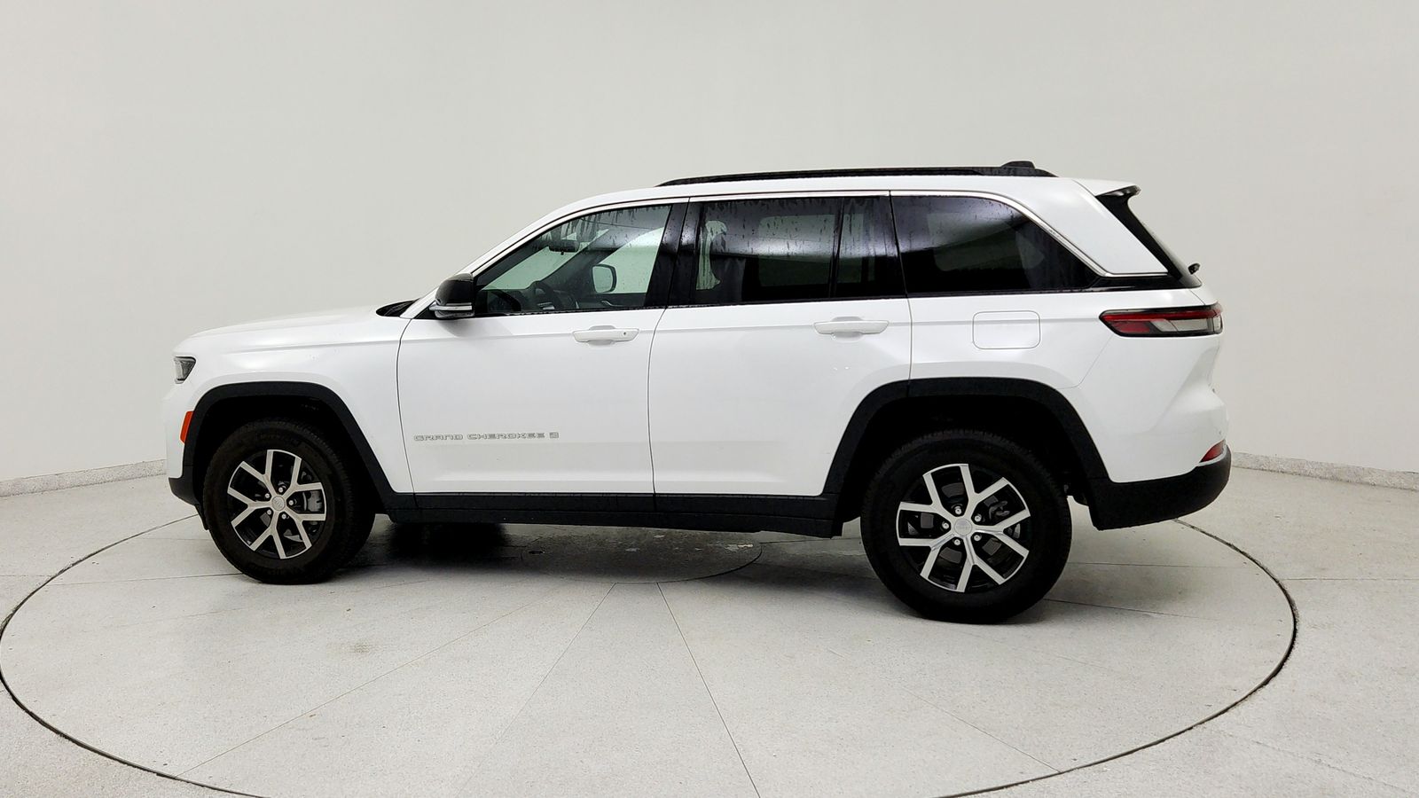 Used 2025 White Jeep Limited image 4