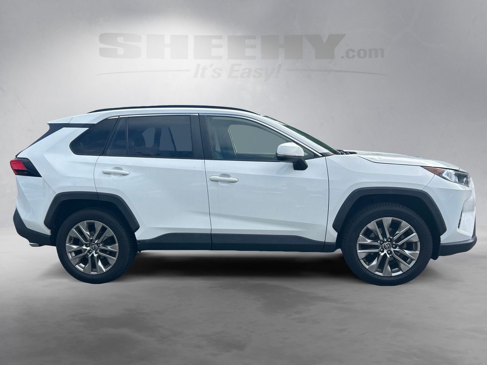 Used 2020 White Toyota XLE Premium image 9