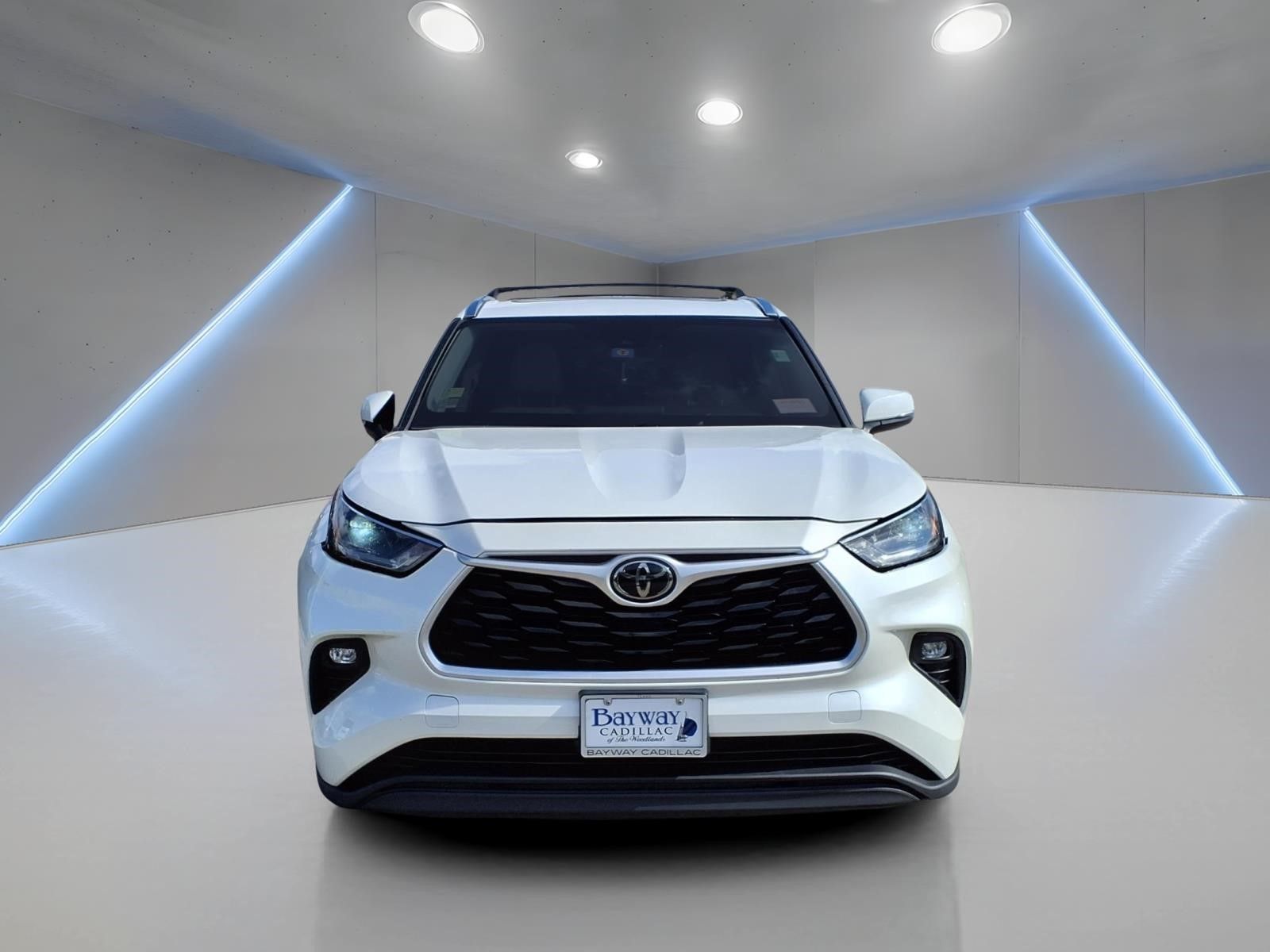 2021 Toyota Highlander XLE White at Toyota of Victoria