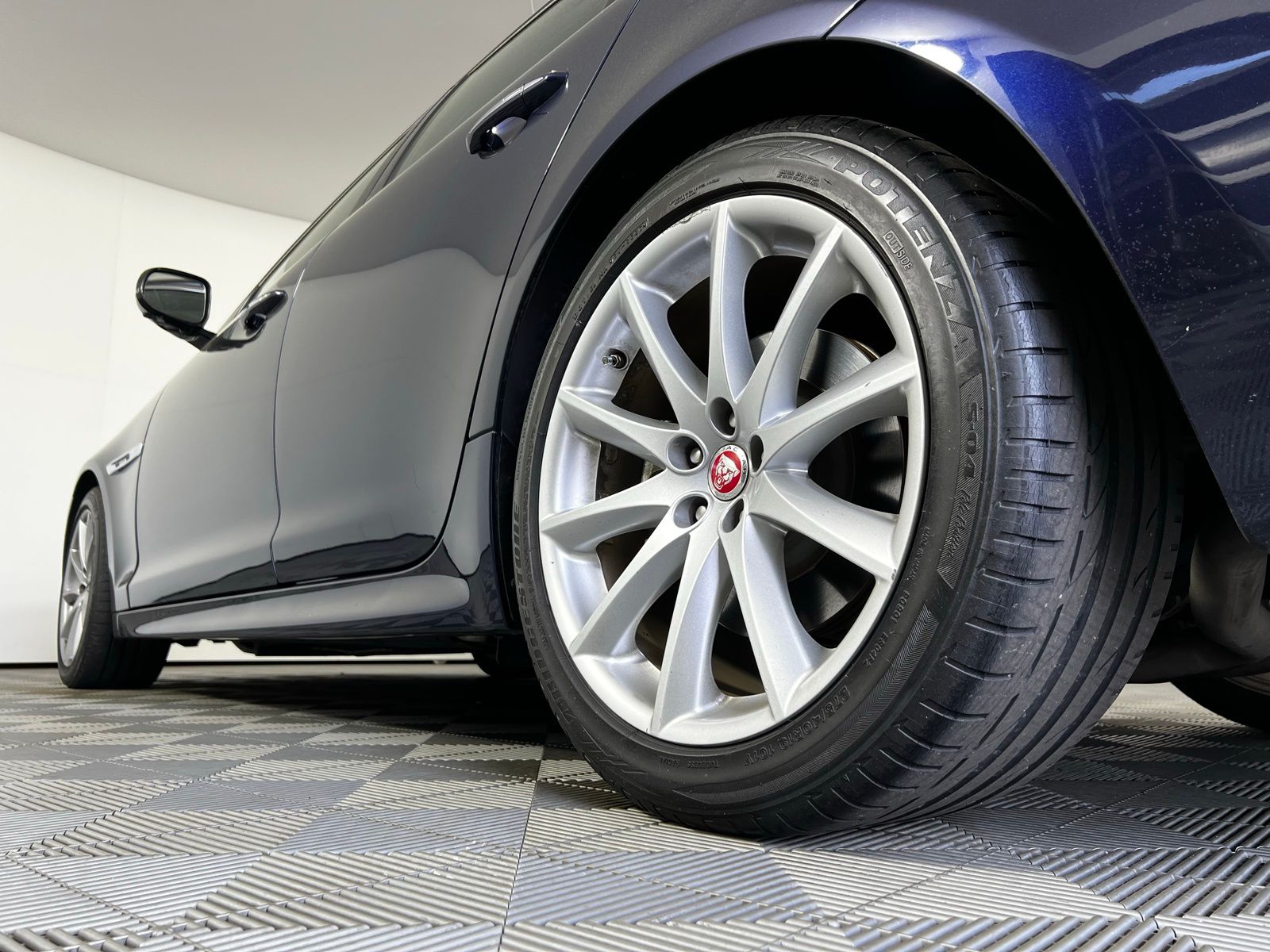 Thumbnail: 2016 Jaguar XJ - 9