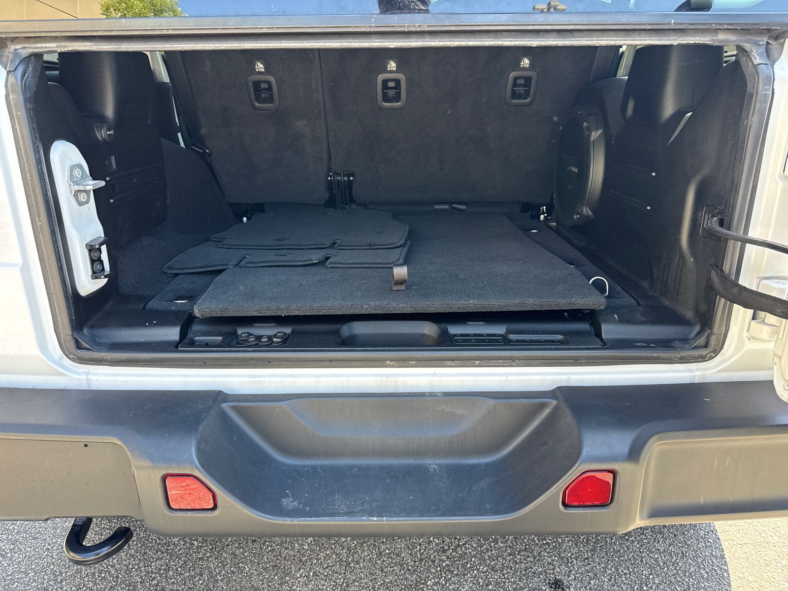 Used 2022 White/off-white Jeep Unlimited Sahara image 18