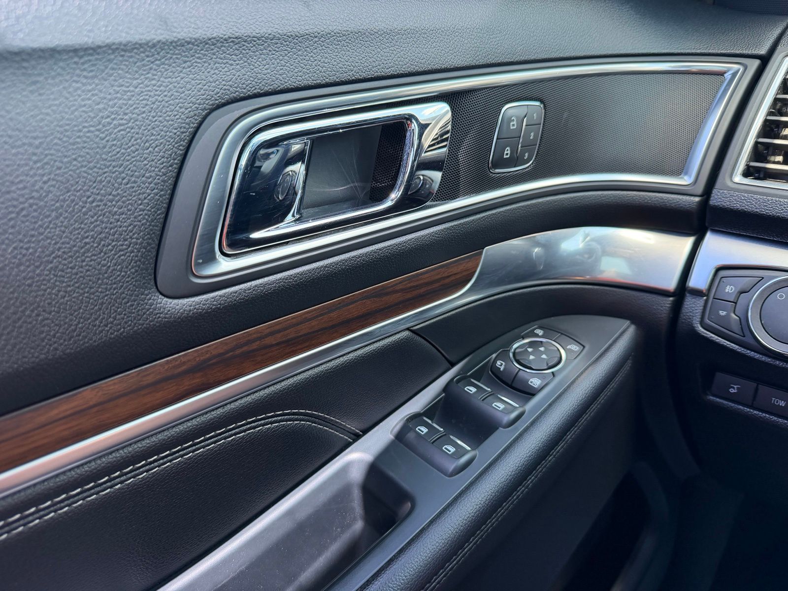 2019 Ford Explorer image 27
