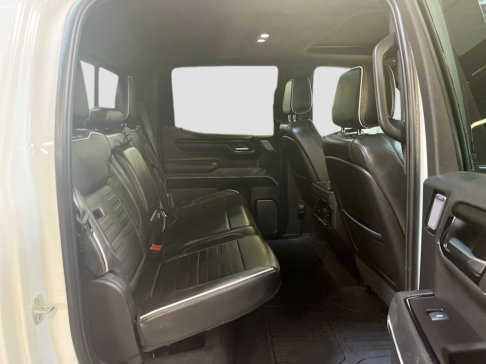 Used 2025 White GMC AT4X image 29