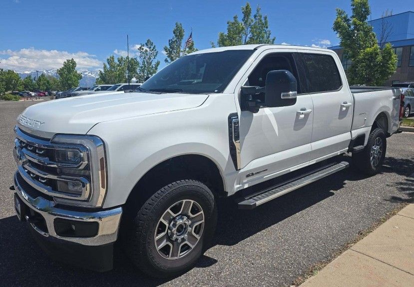 Oxford White 2025 Ford F-250 Super Duty Pickup Truck Four-Wheel Drive Automatic