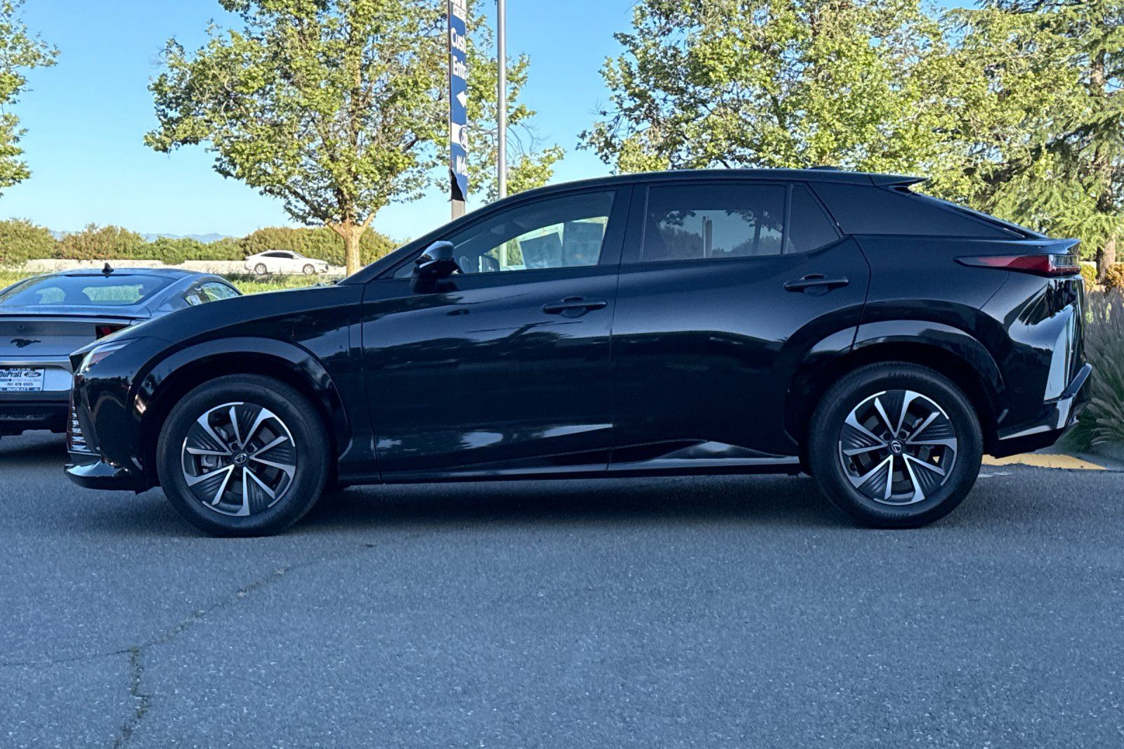 View vehicle photo 7