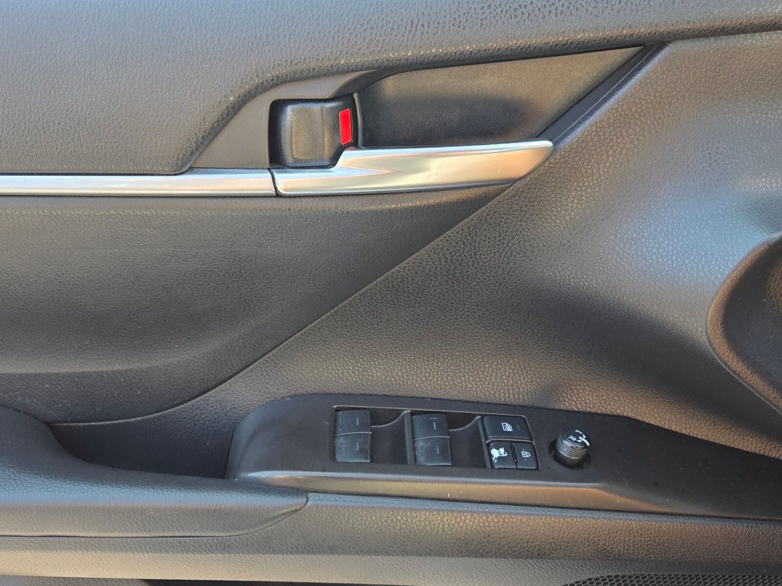 Used 2022 Silver Toyota SE Nightshade image 29