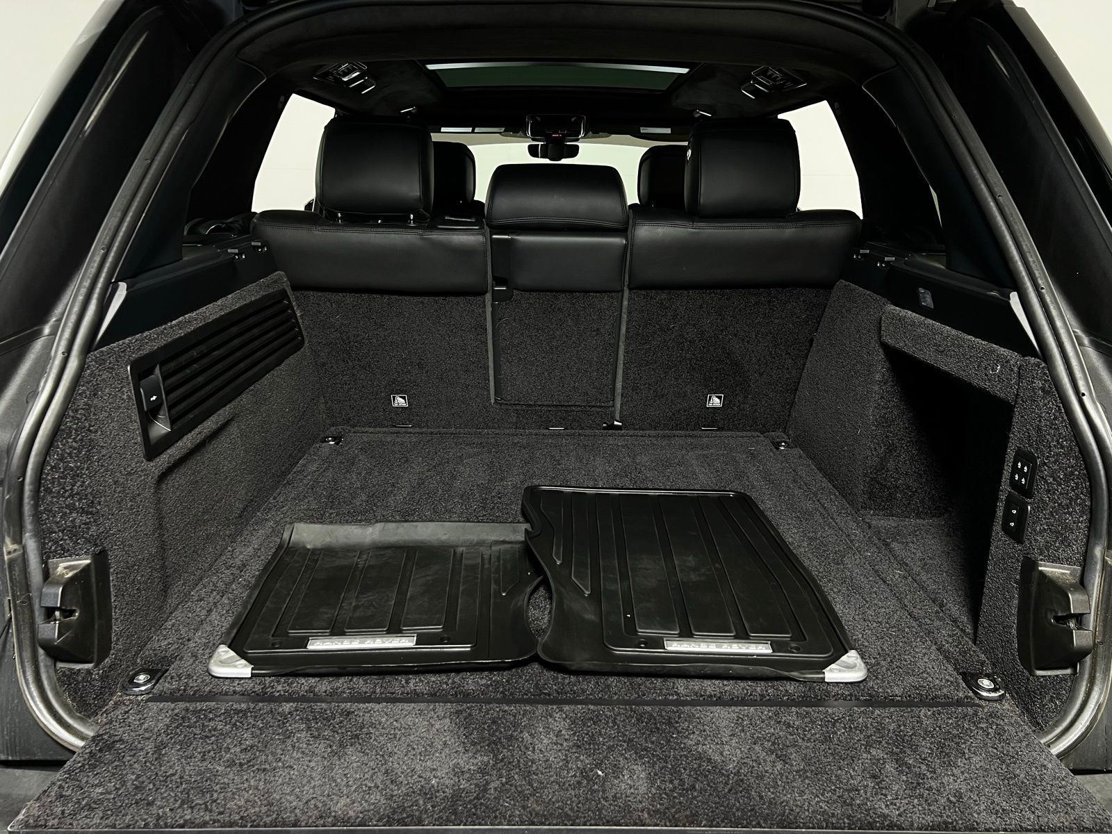 Thumbnail: 2021 Land Rover Range Rover - 8