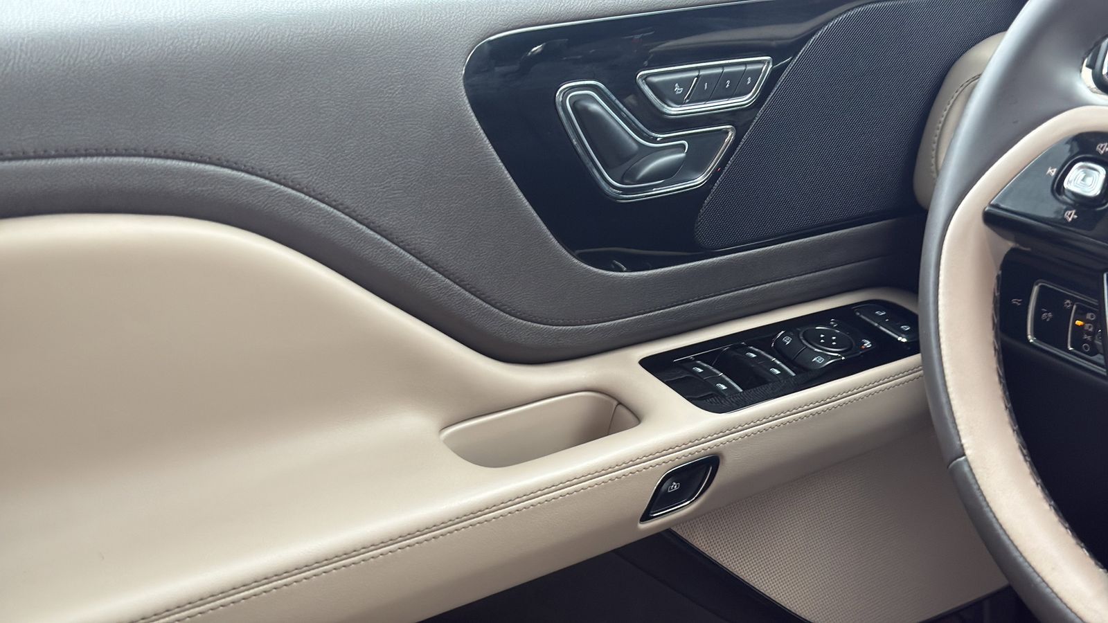 Used Car 2023 Lincoln Aviator  Standard For Sale Under $40,000 In Austin, Texas