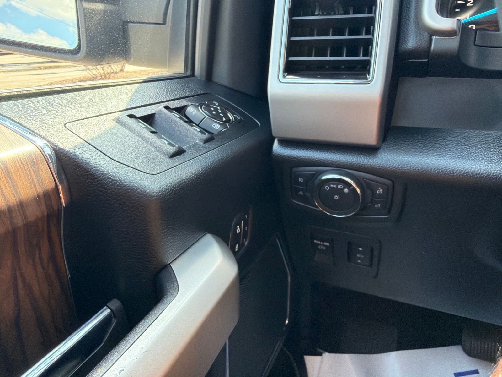 Certified Used 2020 Magnetic Ford Lariat image 24