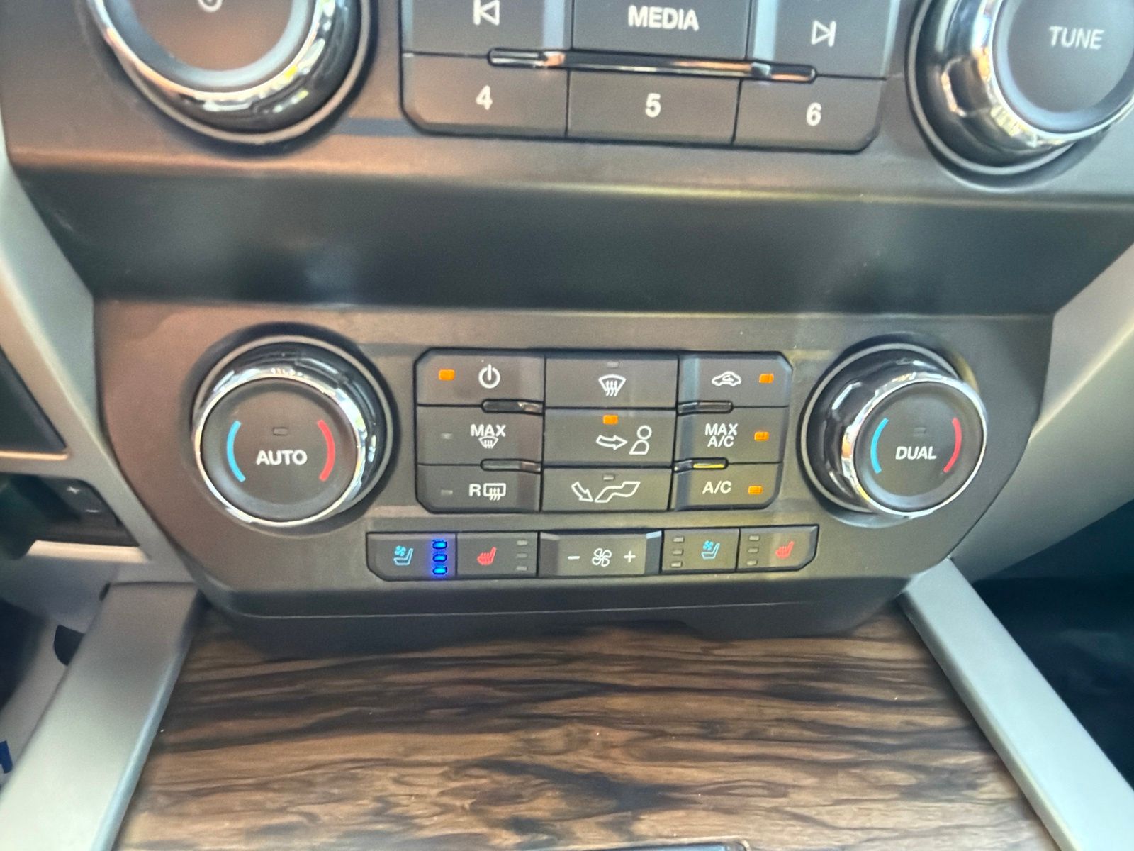 Certified Used 2020 Magnetic Ford Lariat image 25