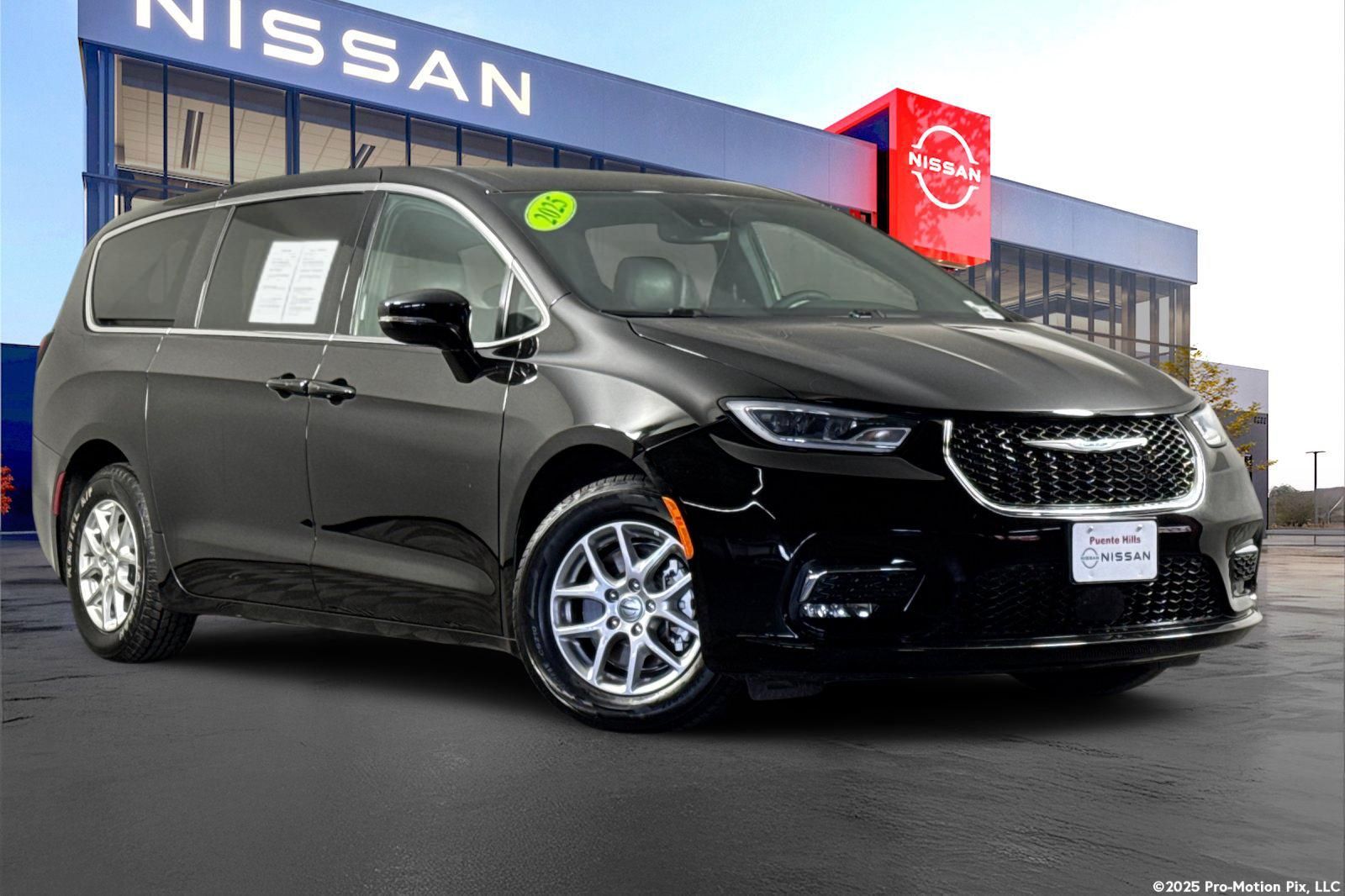 Diamond Black Crystal Pearlcoat 2025 Chrysler Pacifica Minivan Front-Wheel Drive 9-Speed Automatic