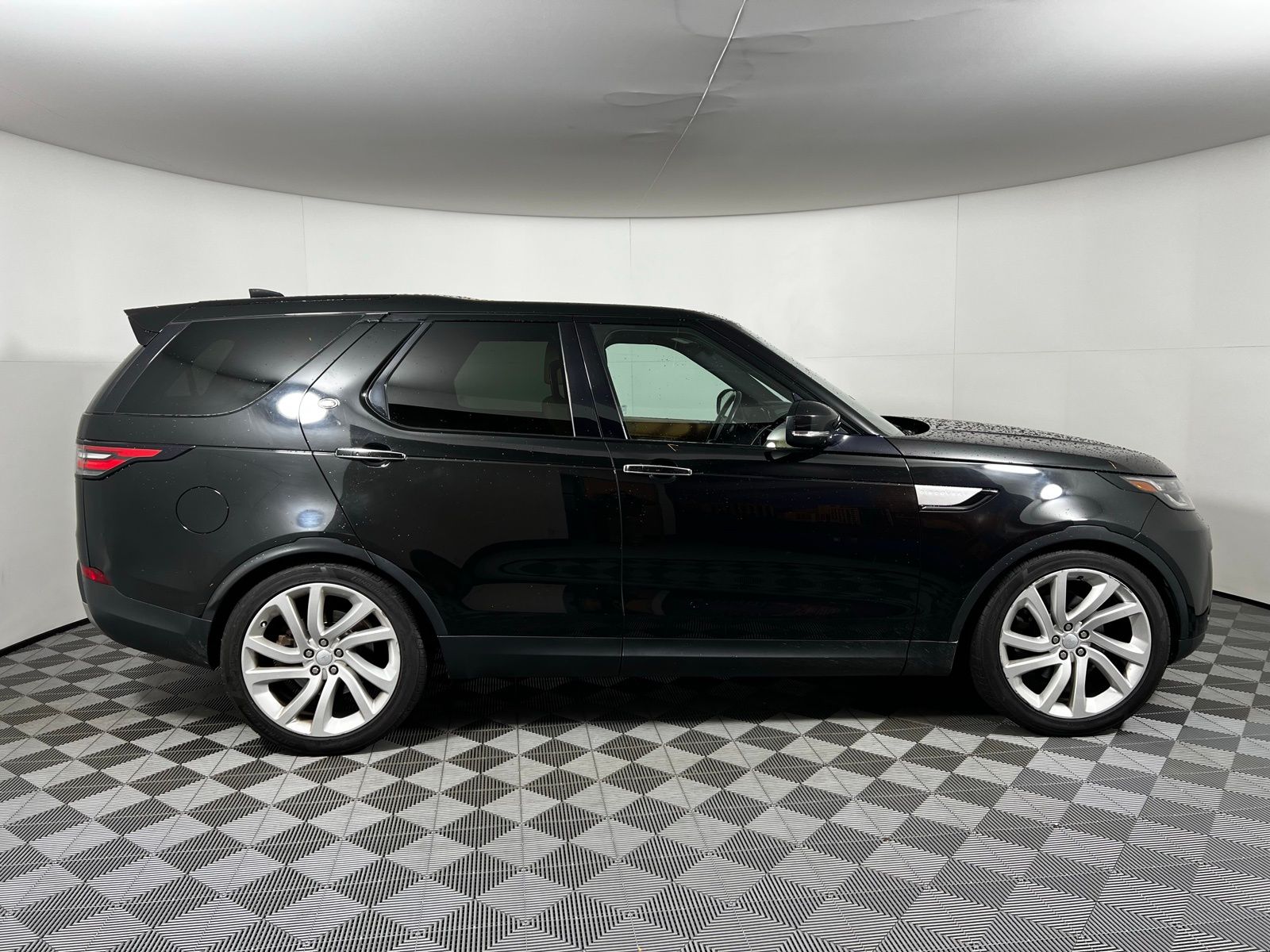 Thumbnail: 2017 Land Rover Discovery - 4