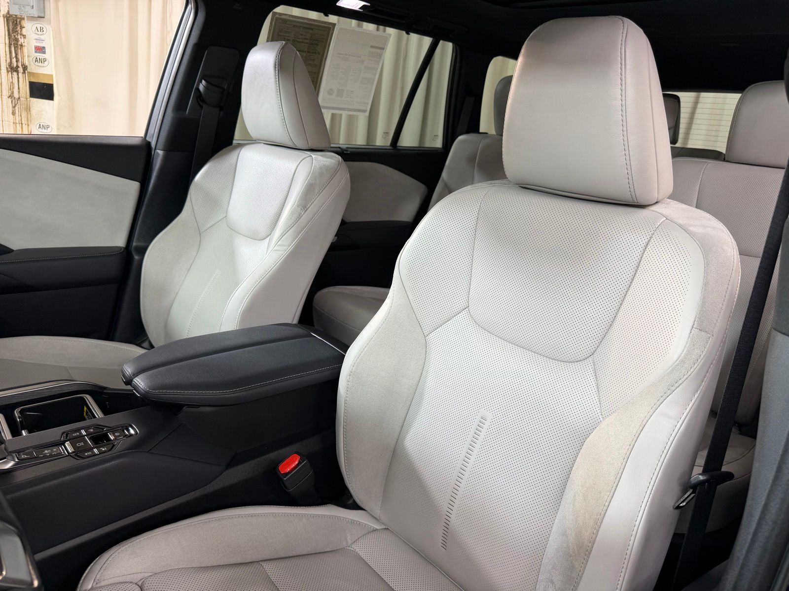 Used 2025  Lexus 350 Luxury image 10