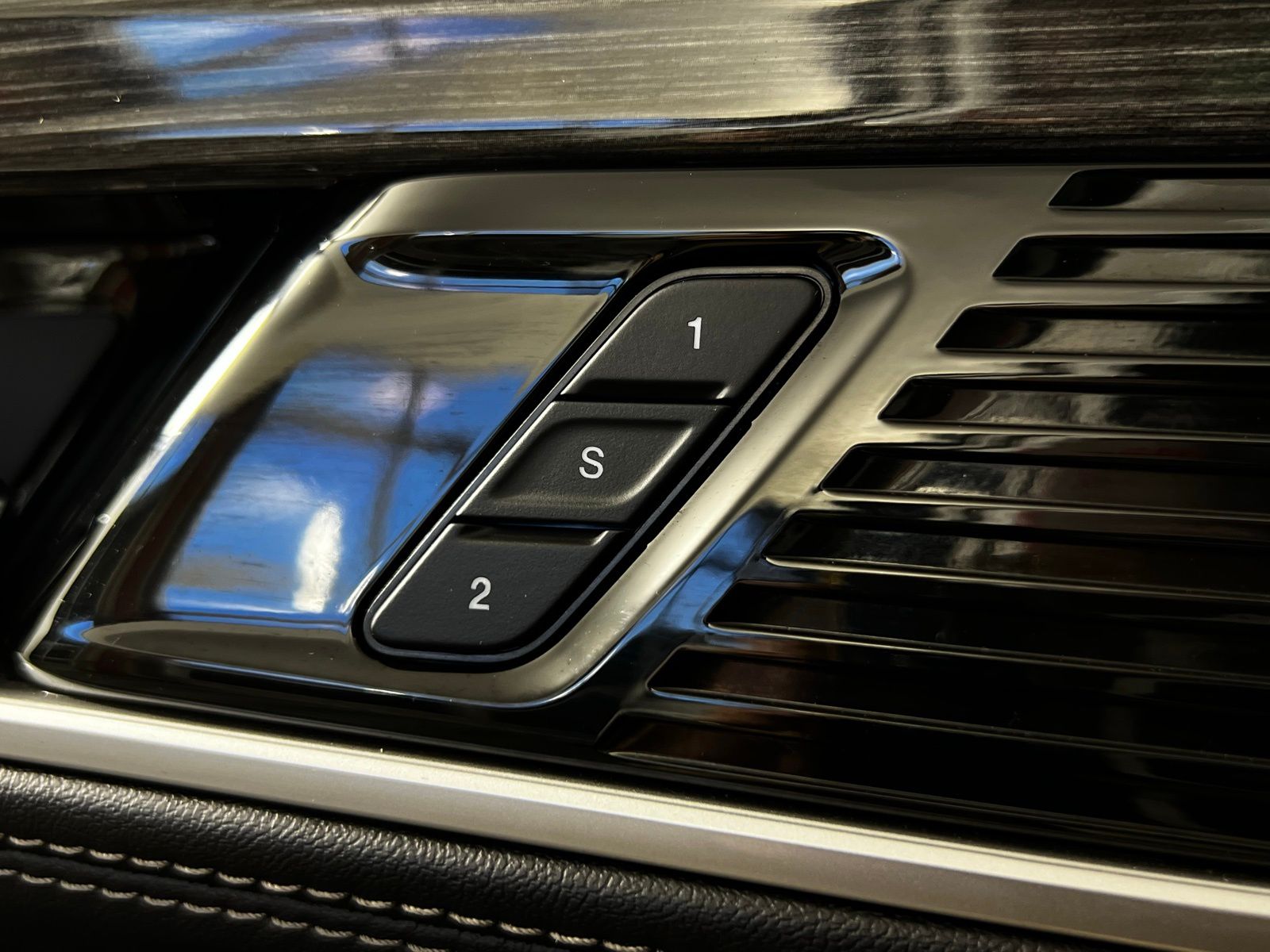 Thumbnail: 2022 Jeep Wagoneer - 15