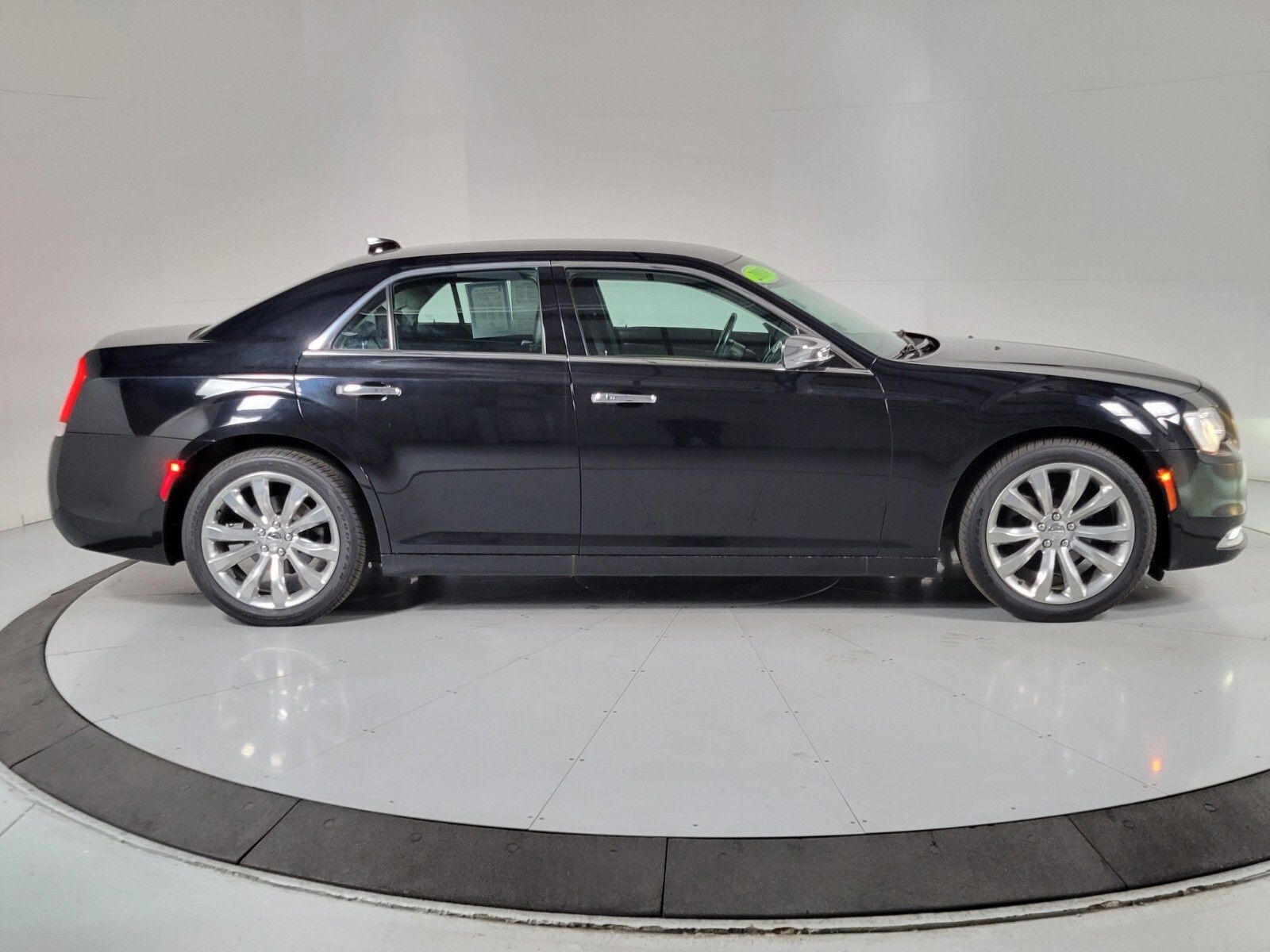 2018 Chrysler 300 Limited 3