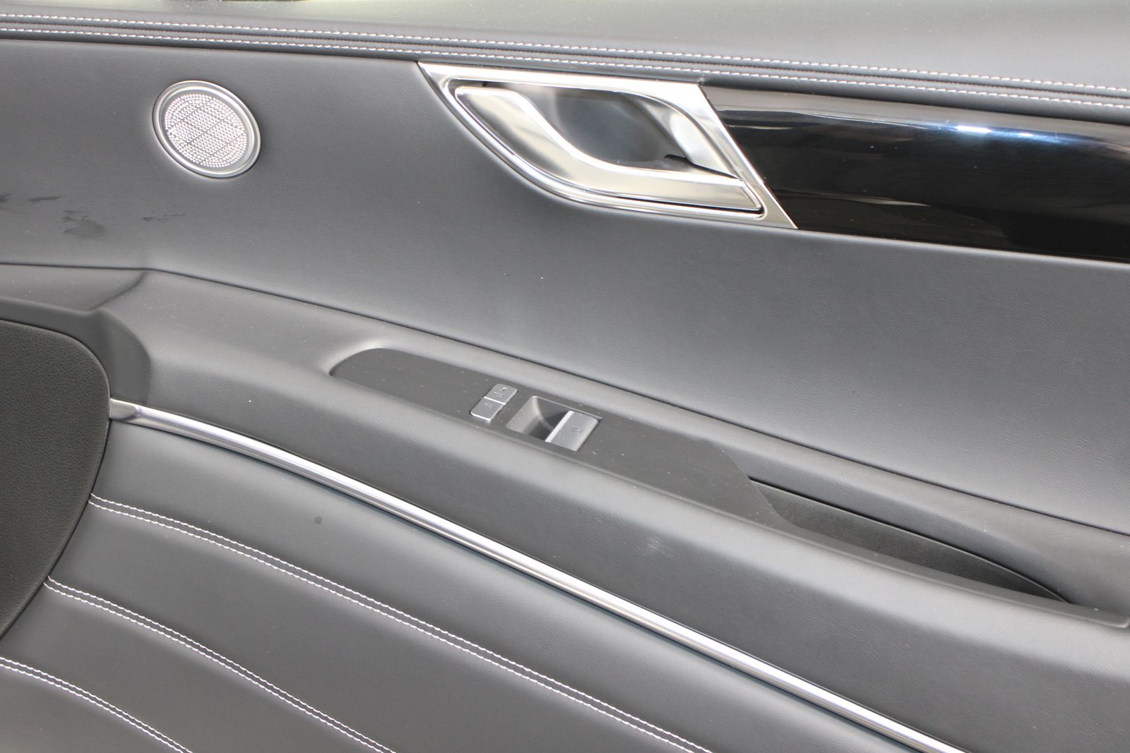 Used 2025 White Genesis 2.5T image 24