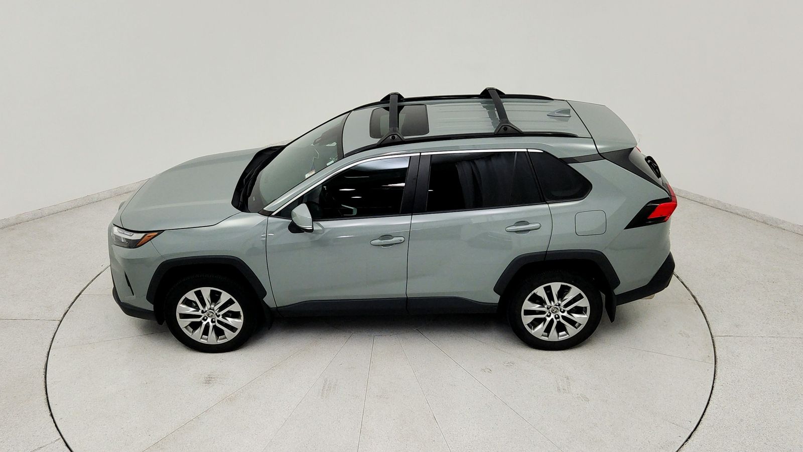 Used 2023  Toyota XLE Premium image 17