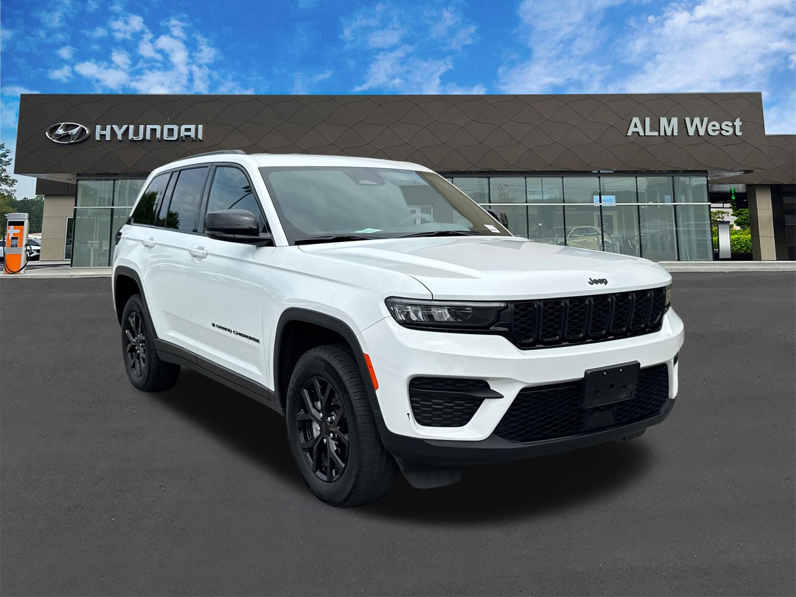 Used 2025 White Jeep Altitude image 3
