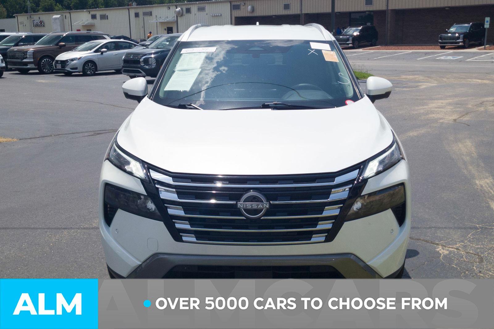 Used 2025 White Nissan SL image 3