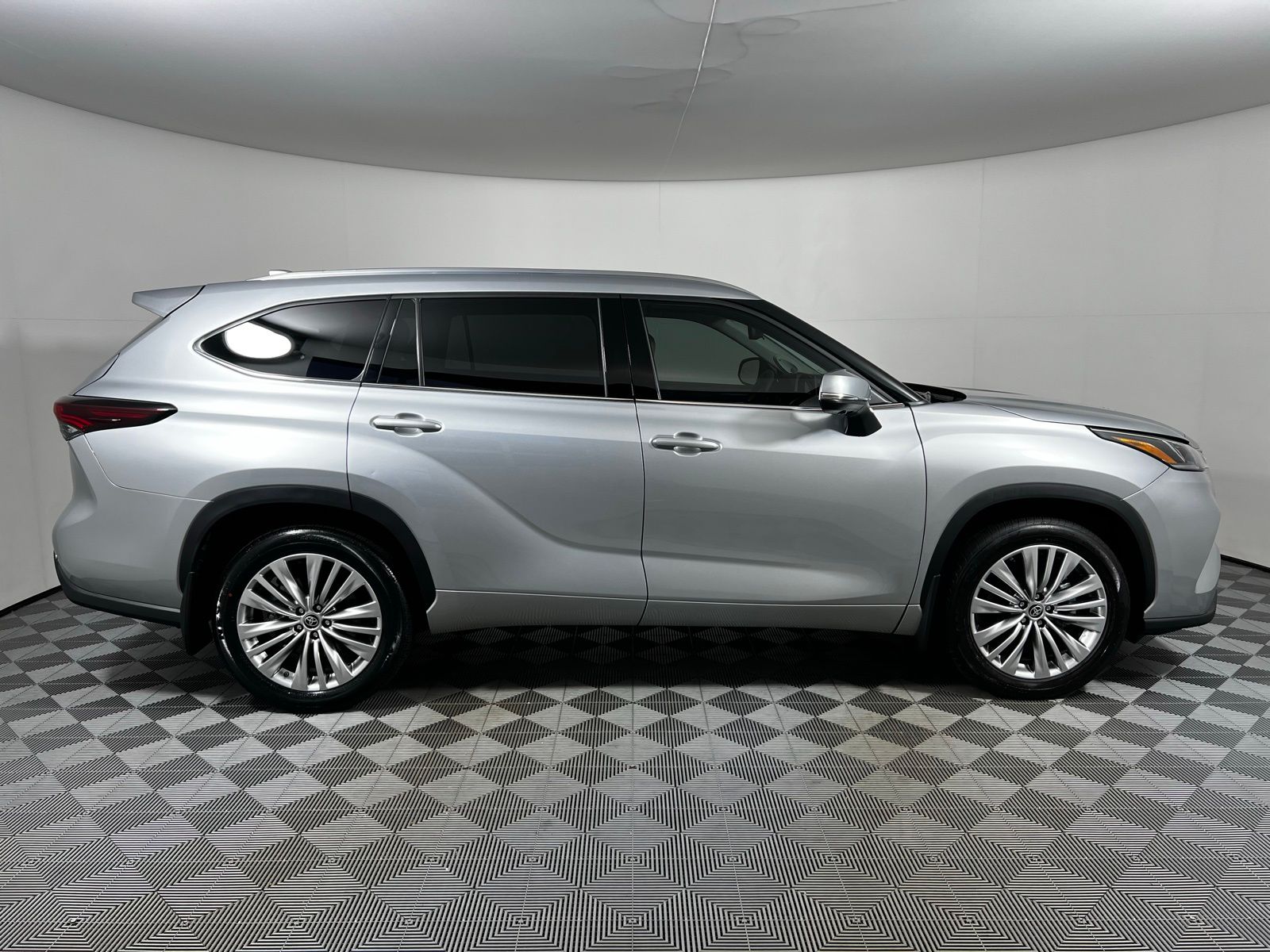 Thumbnail: 2024 Toyota Highlander - 4