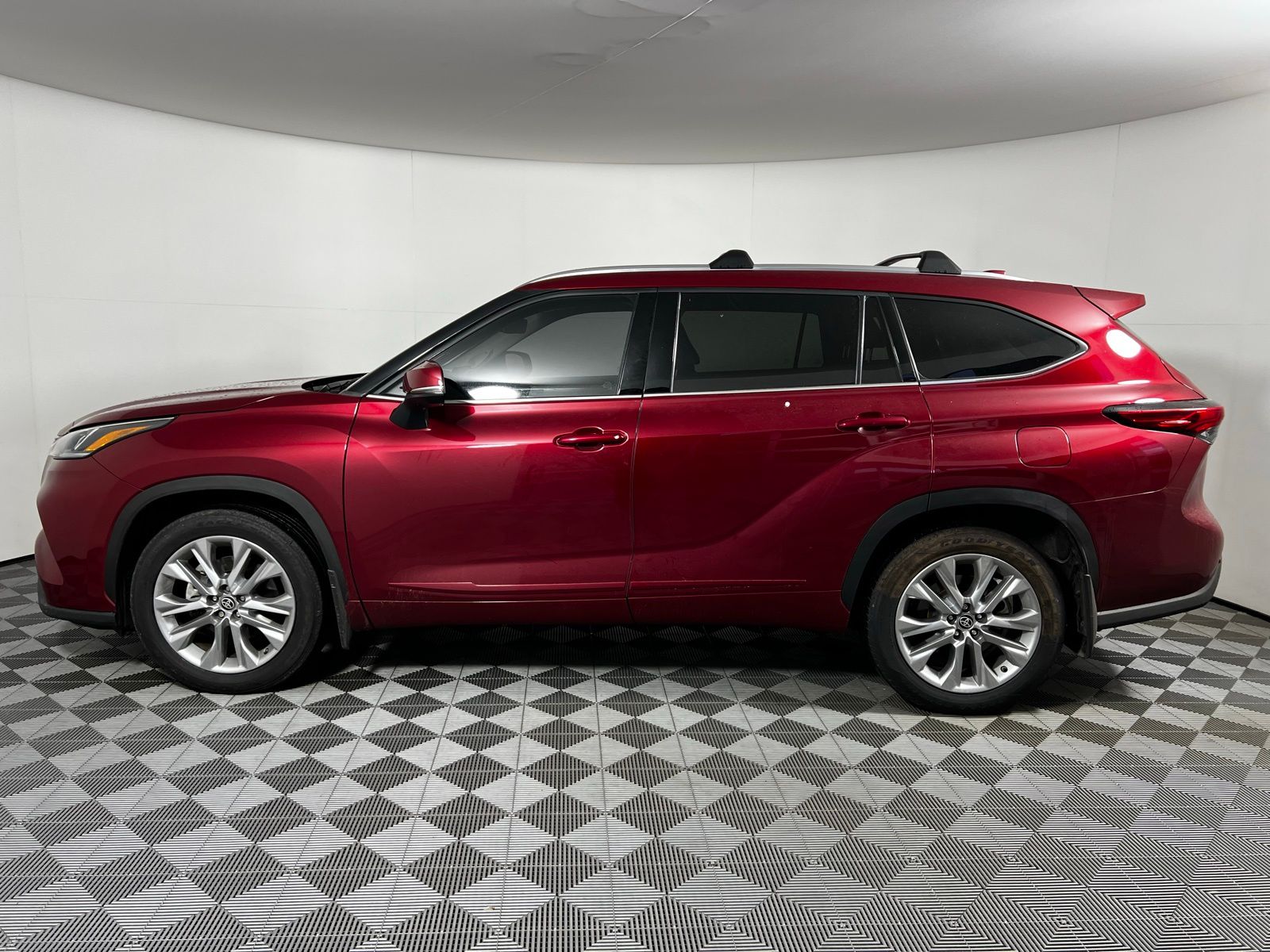 Thumbnail: 2023 Toyota Highlander - 8