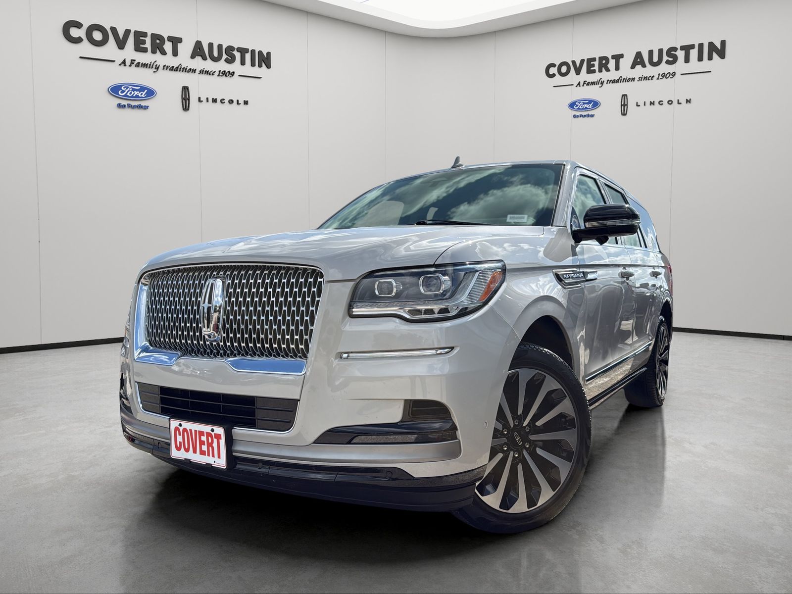 Pearl Metallic 2024 Lincoln Navigator SUV / Crossover Four-Wheel Drive Automatic