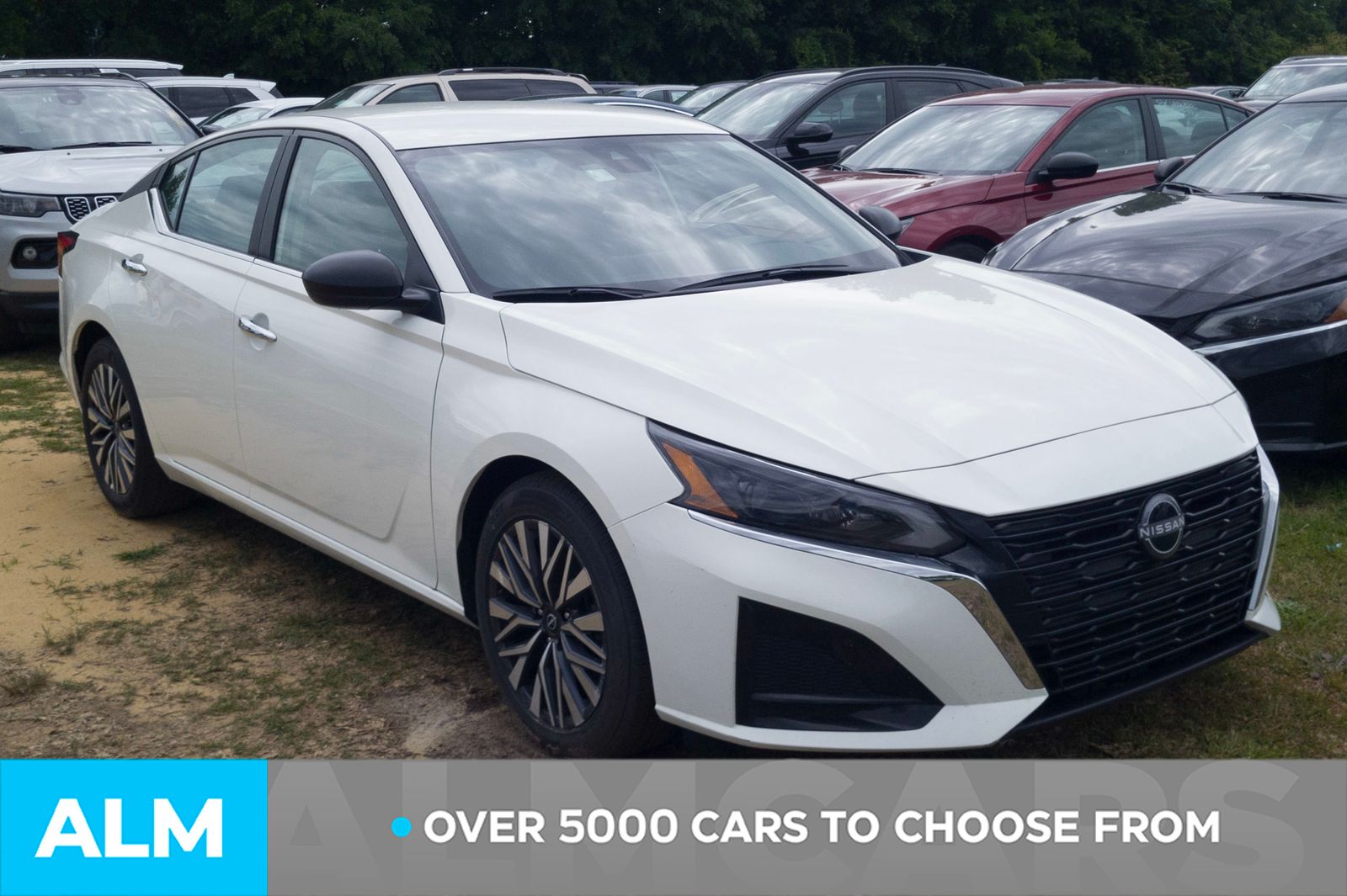 Used 2025 Glacier White Nissan 2.5 SV image 3