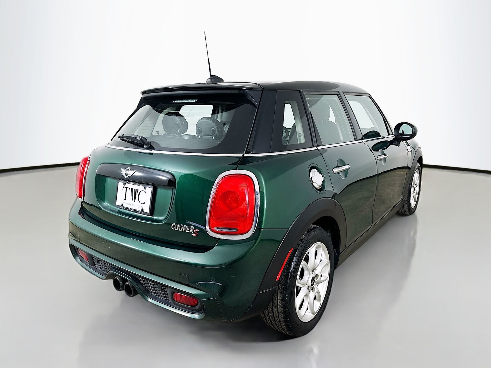 View vehicle photo 5