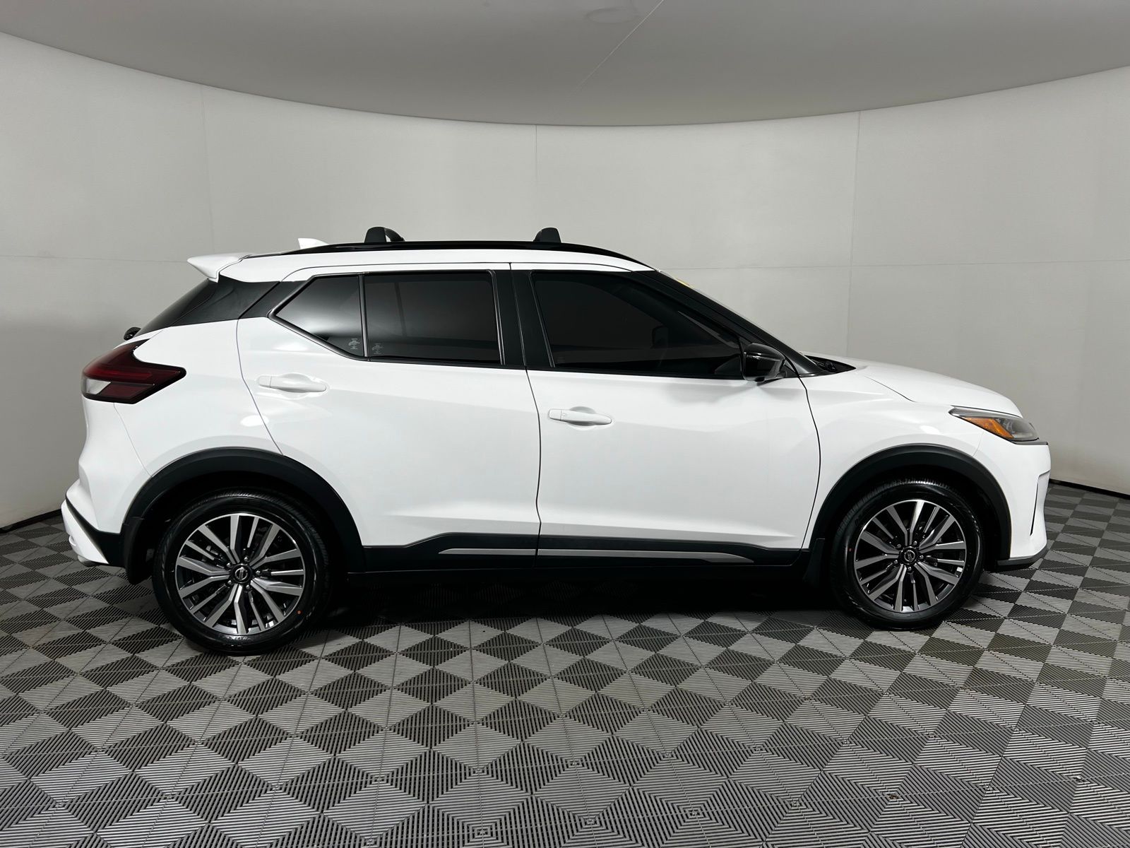 2021 Nissan Kicks SR 4