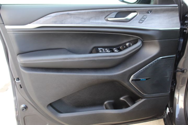 Used Car 2022 Jeep Grand Cherokee  Overland For Sale Under $40,000 In Austin, Texas