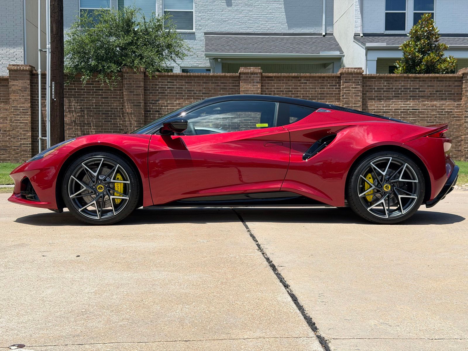2026 Lotus Emira - Photo 9