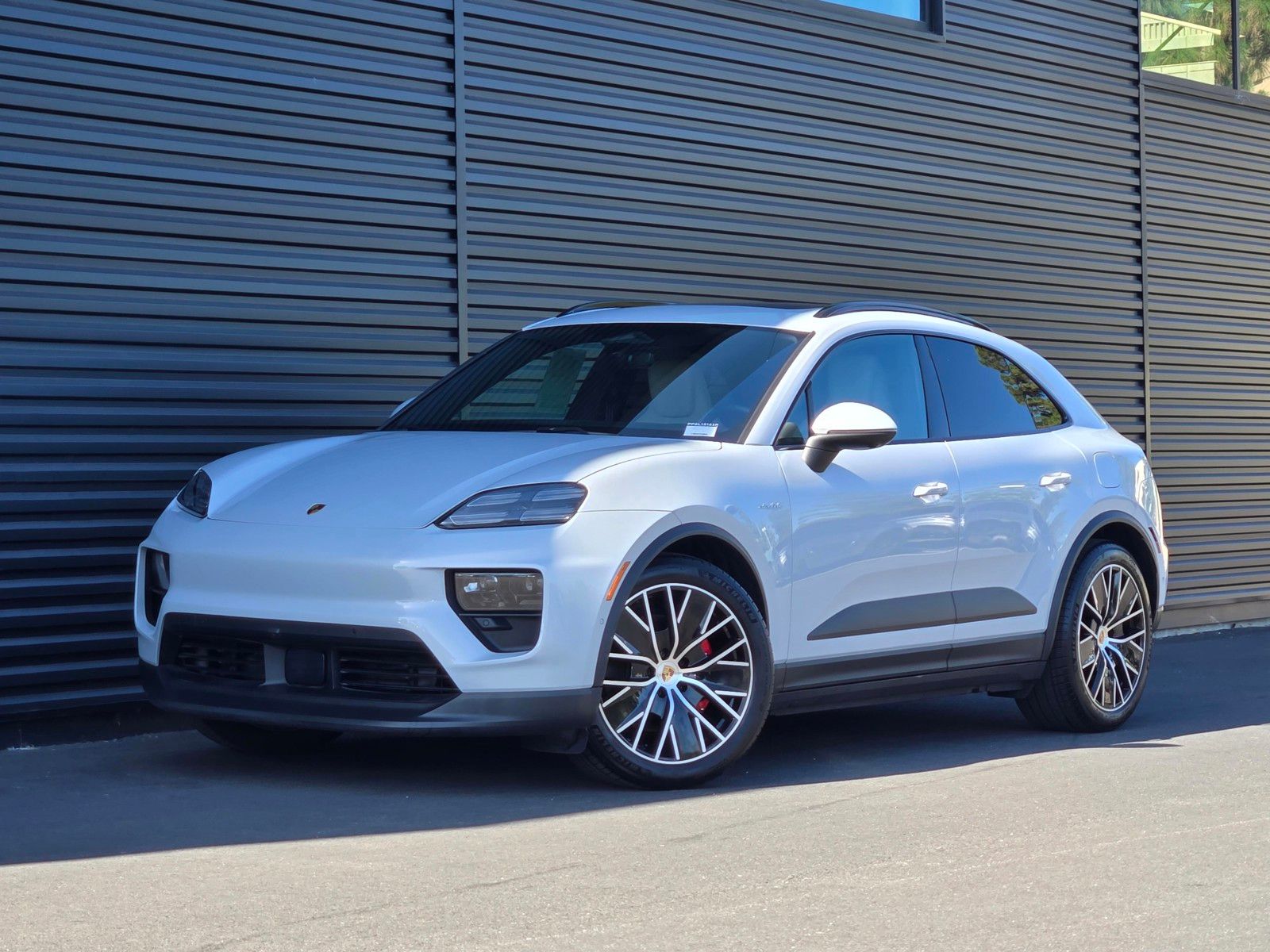 2025 Porsche Macan Electric 4S — full photo 1 of 27