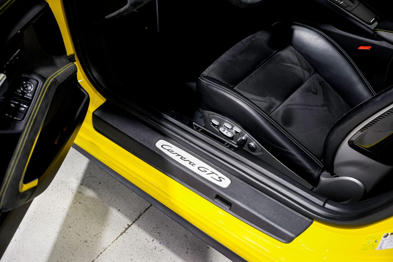 2015 Porsche 911 Carrera GTS — photo 24